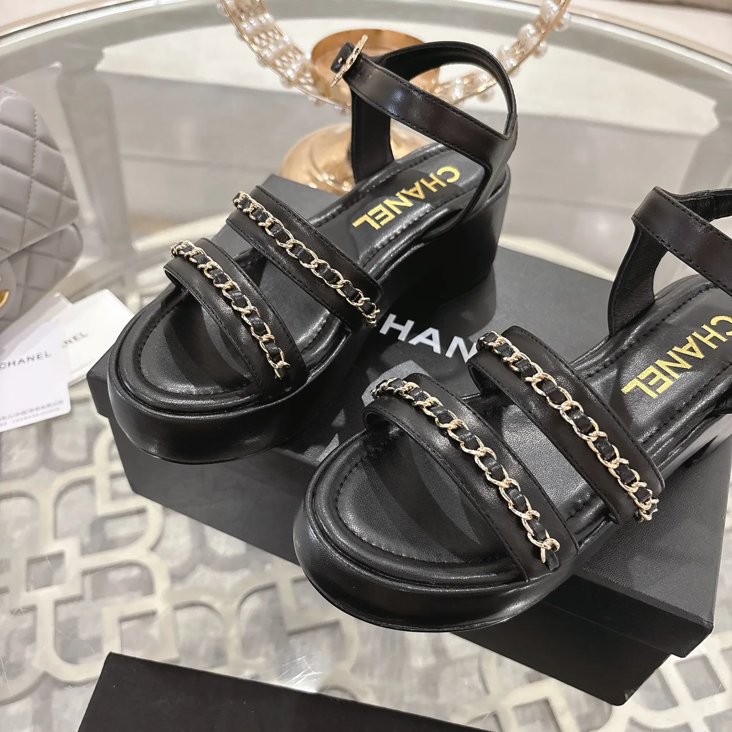 👟👟Ex-factory price 560👟👟Chanel Xiaoxiang 2025ss spring and summer latest catwalk fashion chain decoration top quality! Accurate to 1:1, light luxury without tiring the feet, the upper foot can be matched with spring and summer clothes at will, highlighting texture and taste, simple yet luxurious appearance, even if it is just a pair of sandals, it is definitely a must-have pair in the summer shoe cabinet. Upper: imported lambskin. Lining: imported sheepskin lining. Outsole: original customized outsole. Size: 35-40 (40.41.42 custom-made, non-returnable)